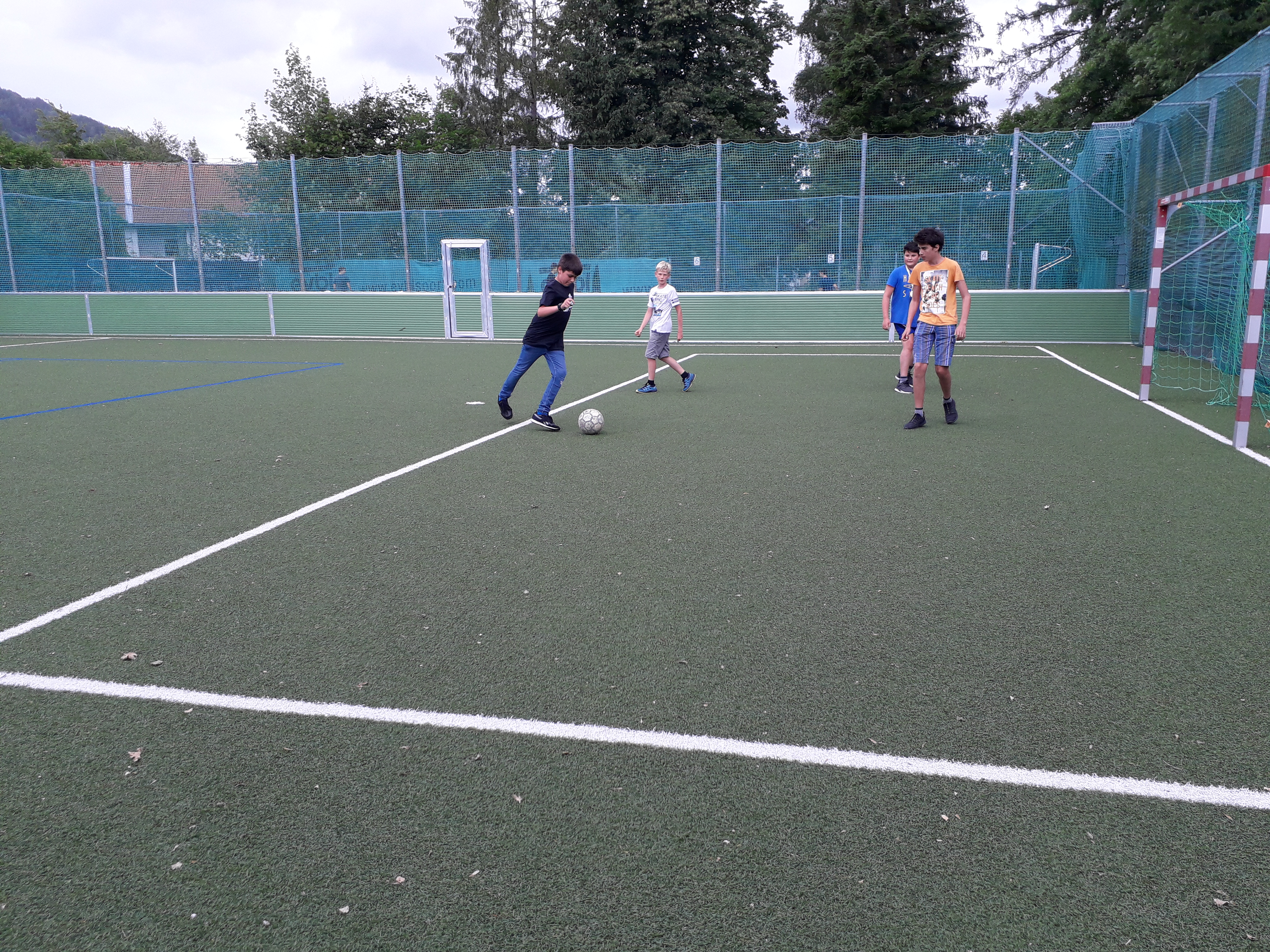 Fußball spielen am Hartplatz vor der Studierzeit