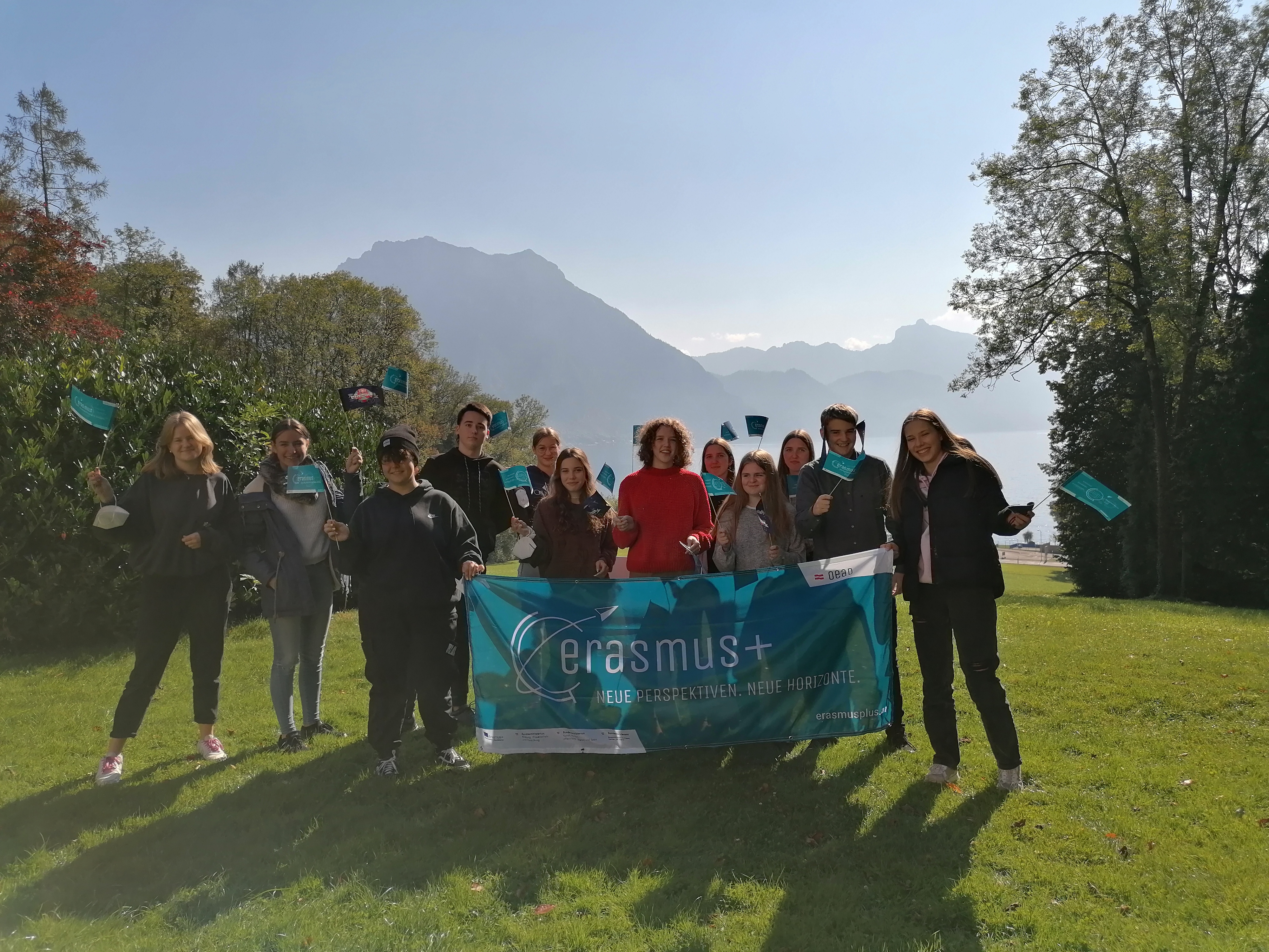 Schüler*innen des Schloss Traunsee mit Erasmus+ Transparent - Im Hintergrund der Traunstein und der Traunsee