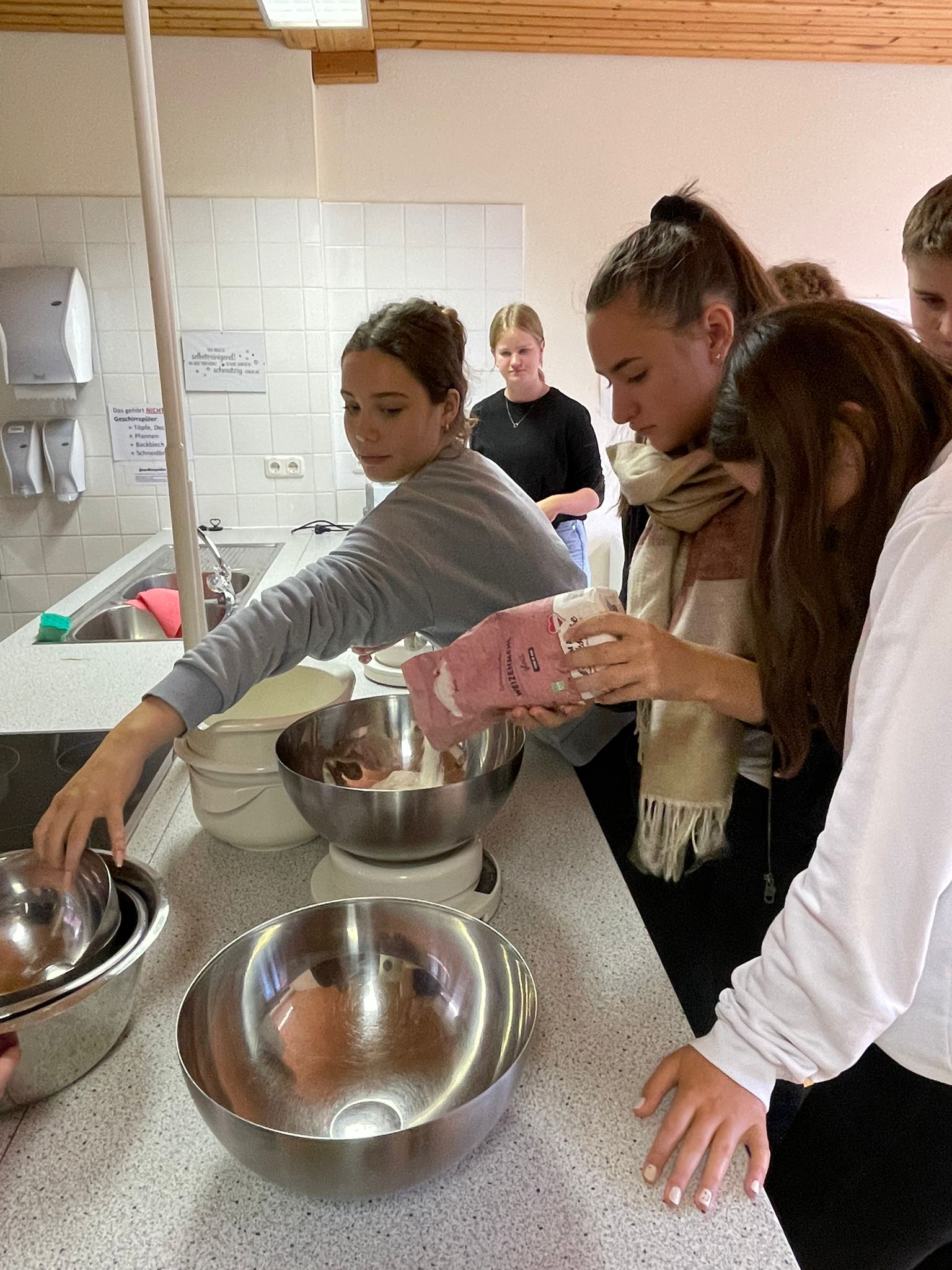 Schüler*innen des Schloss Traunsee beim Backen der Pizzen