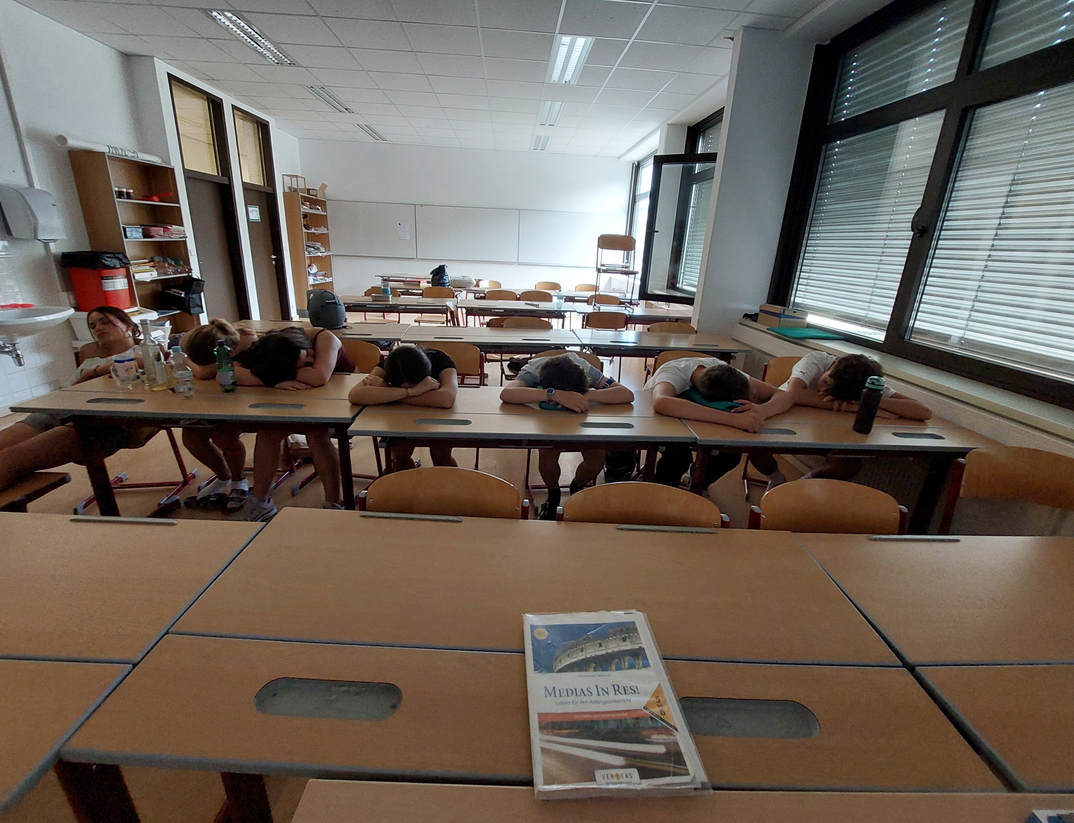 "Schlafende" Schüler*innen im Lateinunterricht 