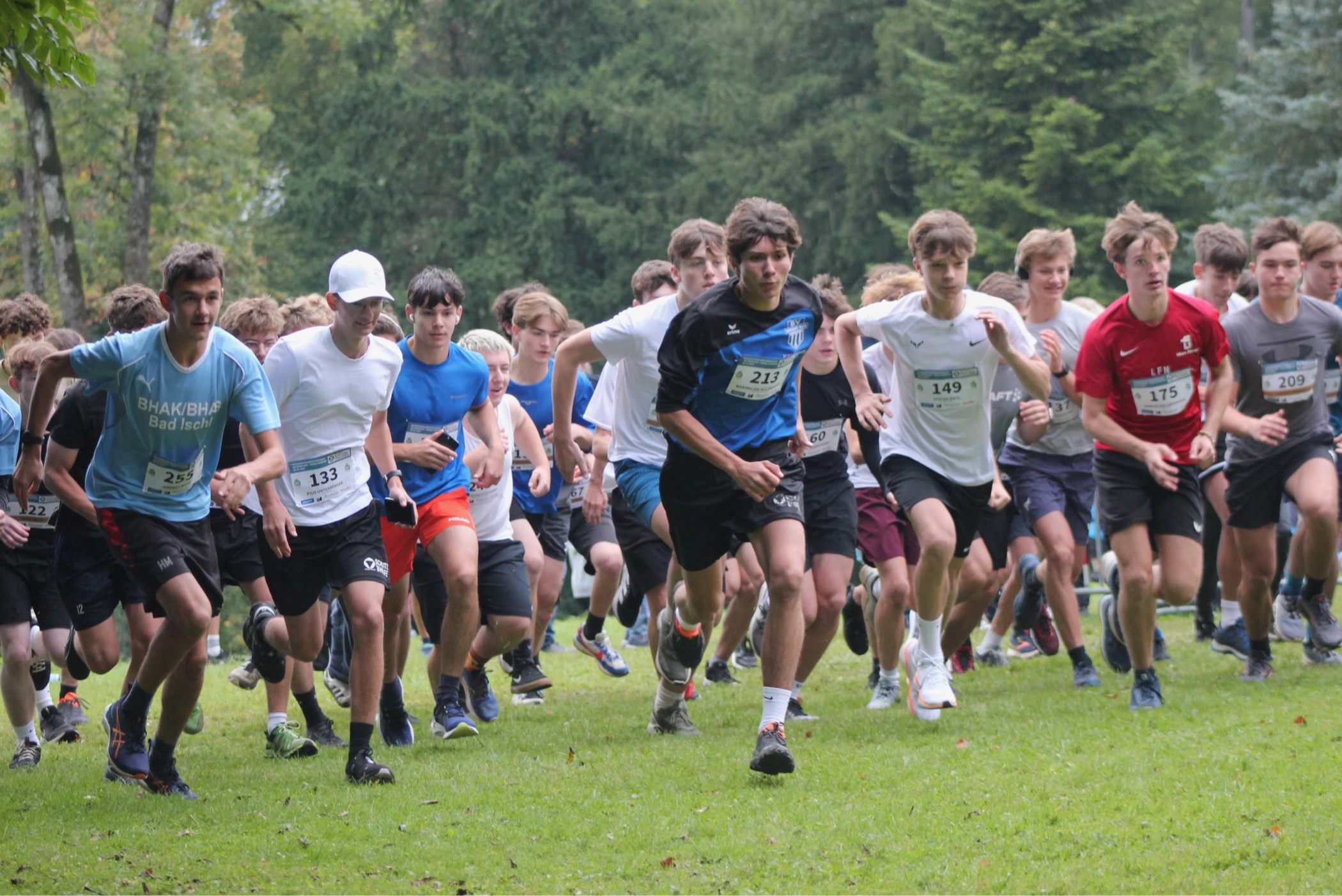 Cross-Country-Läufer geben Vollgas beim Bergauflaufen