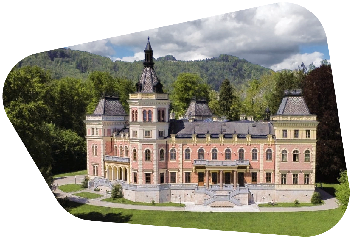 Internat: Das Gebäude des Schloss Traunsee in Altmünster