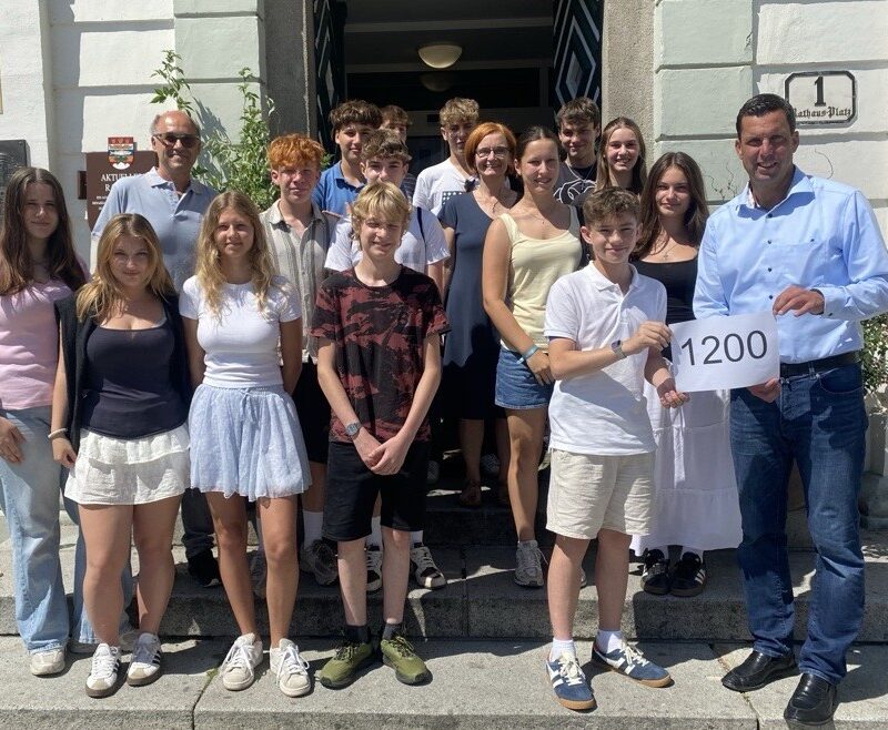 Sozialprojekt Aktion Schultüte: Übergabe mit Bürgermeister Krapf