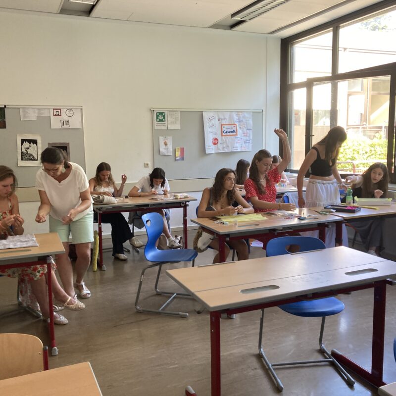 Schüler beim Workshop Perlenweben
