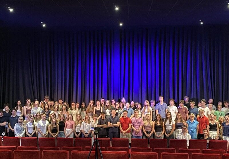 Wer zahlt die Rechnung? Gruppenfoto mit allen im Kino