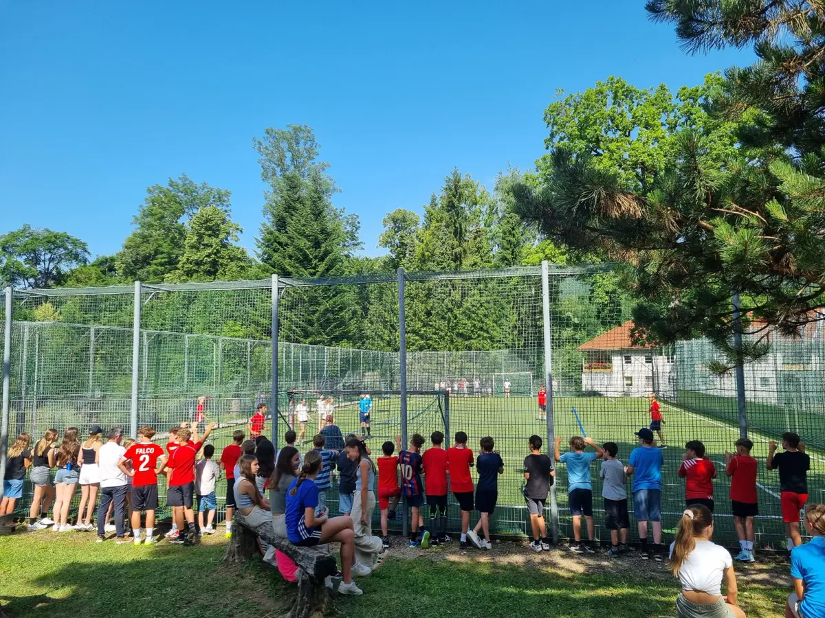 Fußballturnier der Unterstufe. Alle schauen gespannt zu.
