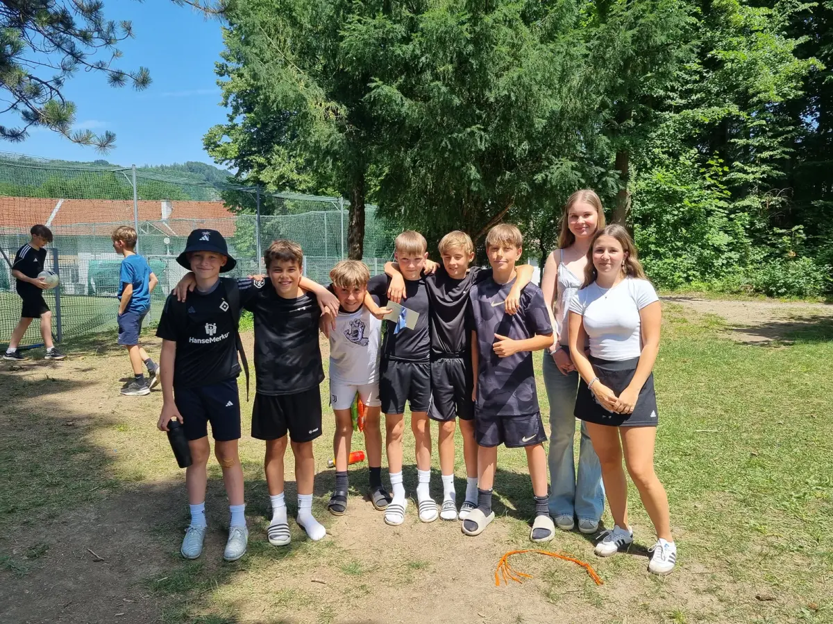 Fußballturnier der Unterstufe. Gruppenfoto.
