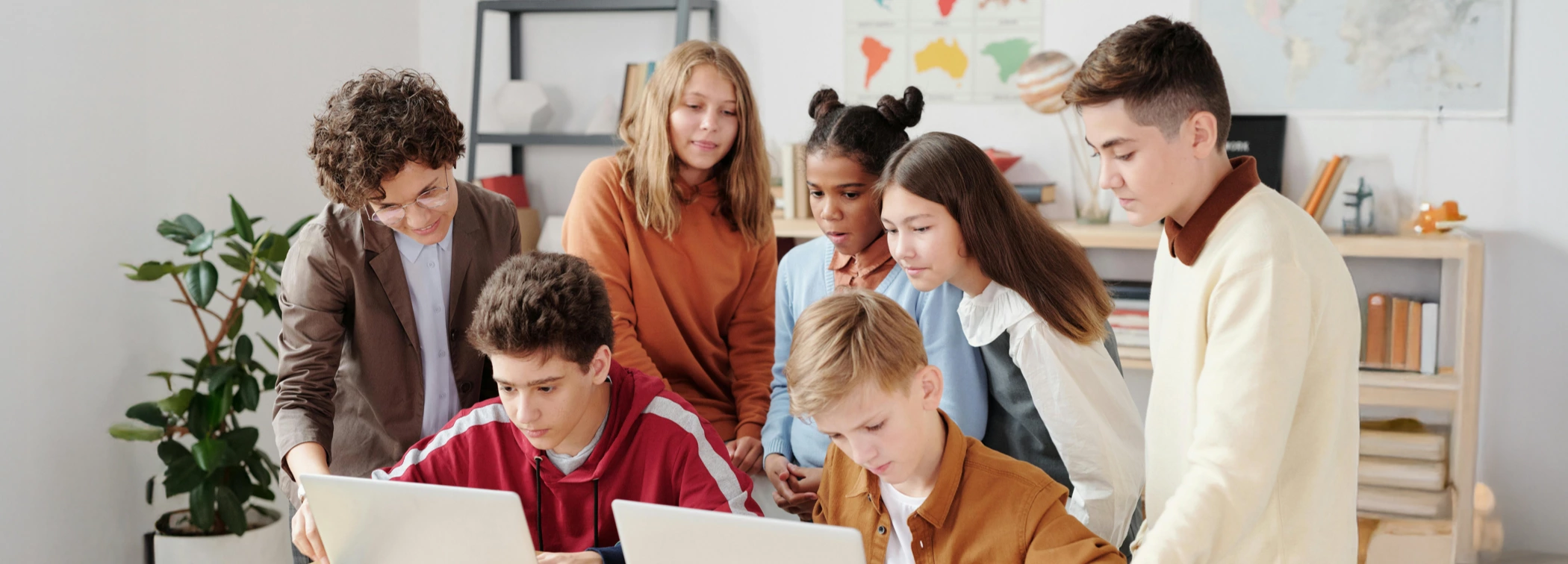 Schüler arbeiten gemeinsam an einer Lösung
