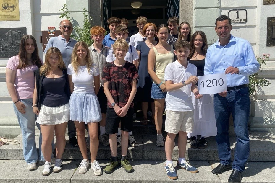 Übergabe der Schultütenaktion – Gruppenfoto mit Bürgermeister Stefan Krapf