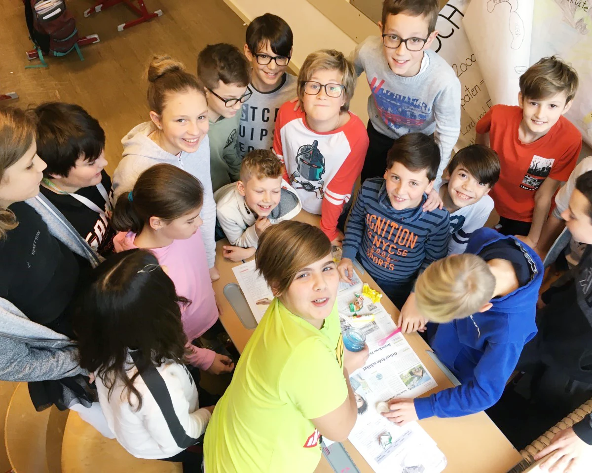 Große Schülergruppe arbeitet engagiert an einem gemeinsamen Projekt