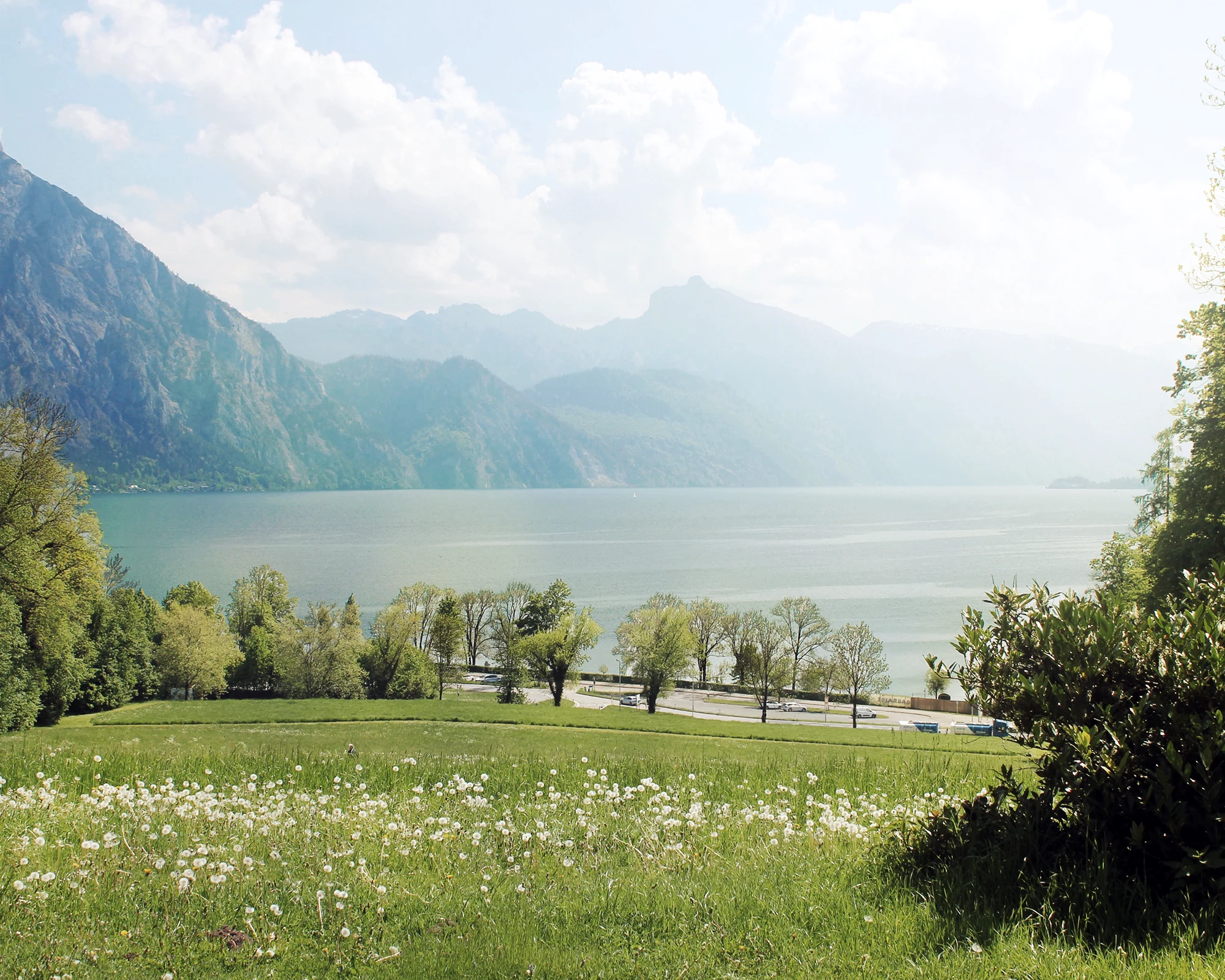 Aussicht von der Schule auf den Traunsee und die umliegenden Berge