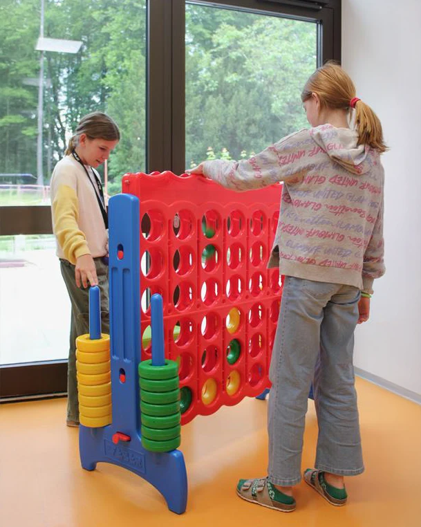 Schülerinnen spielen 4 gewinnt