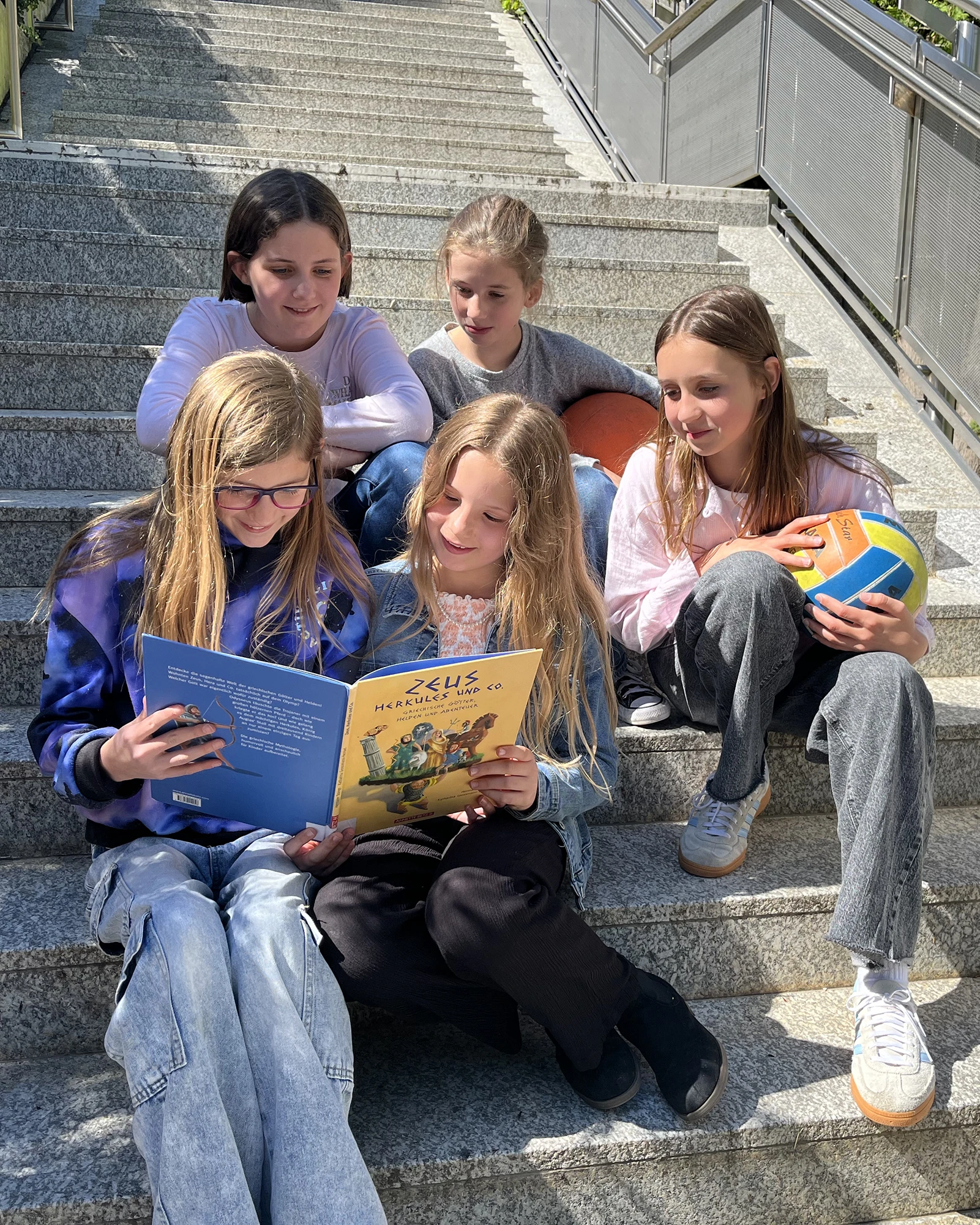 Schülerinnen lesen im Freien