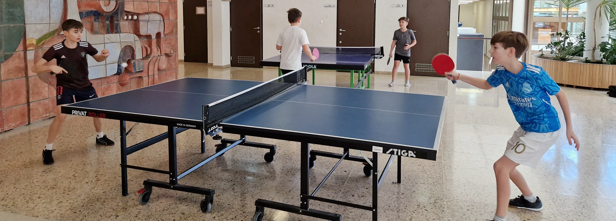 Schüler beim Tischtennis Spielen