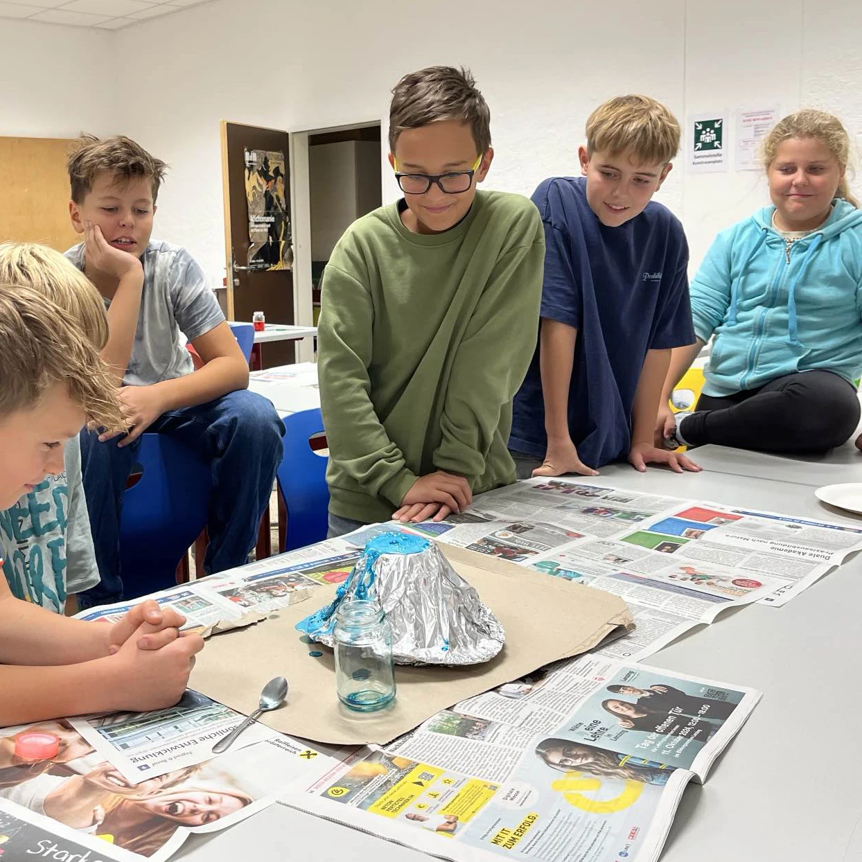 Schüler experimentieren mit selbstgebauten Vulkan