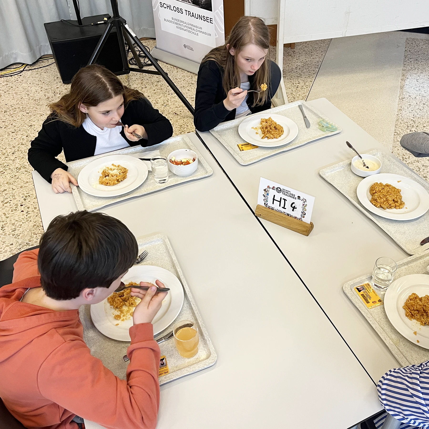 Schulverpflegung: Kinder beim Essen in der Kantine