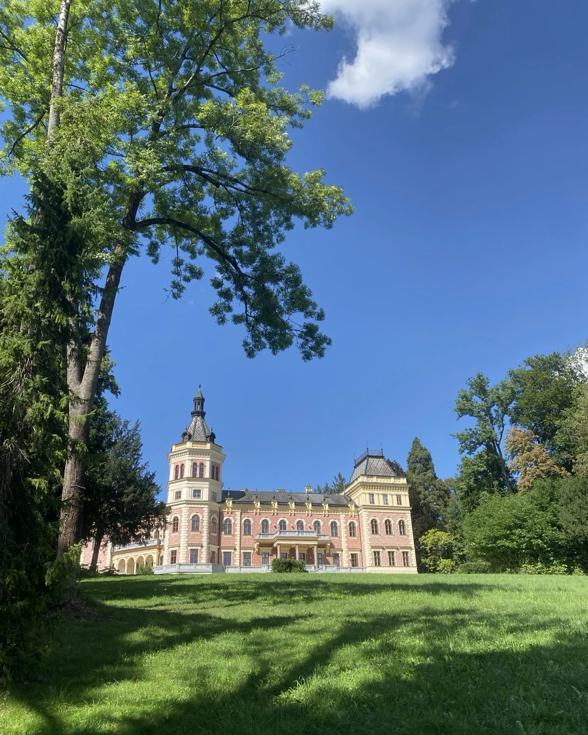 Schulgebäude und Park
