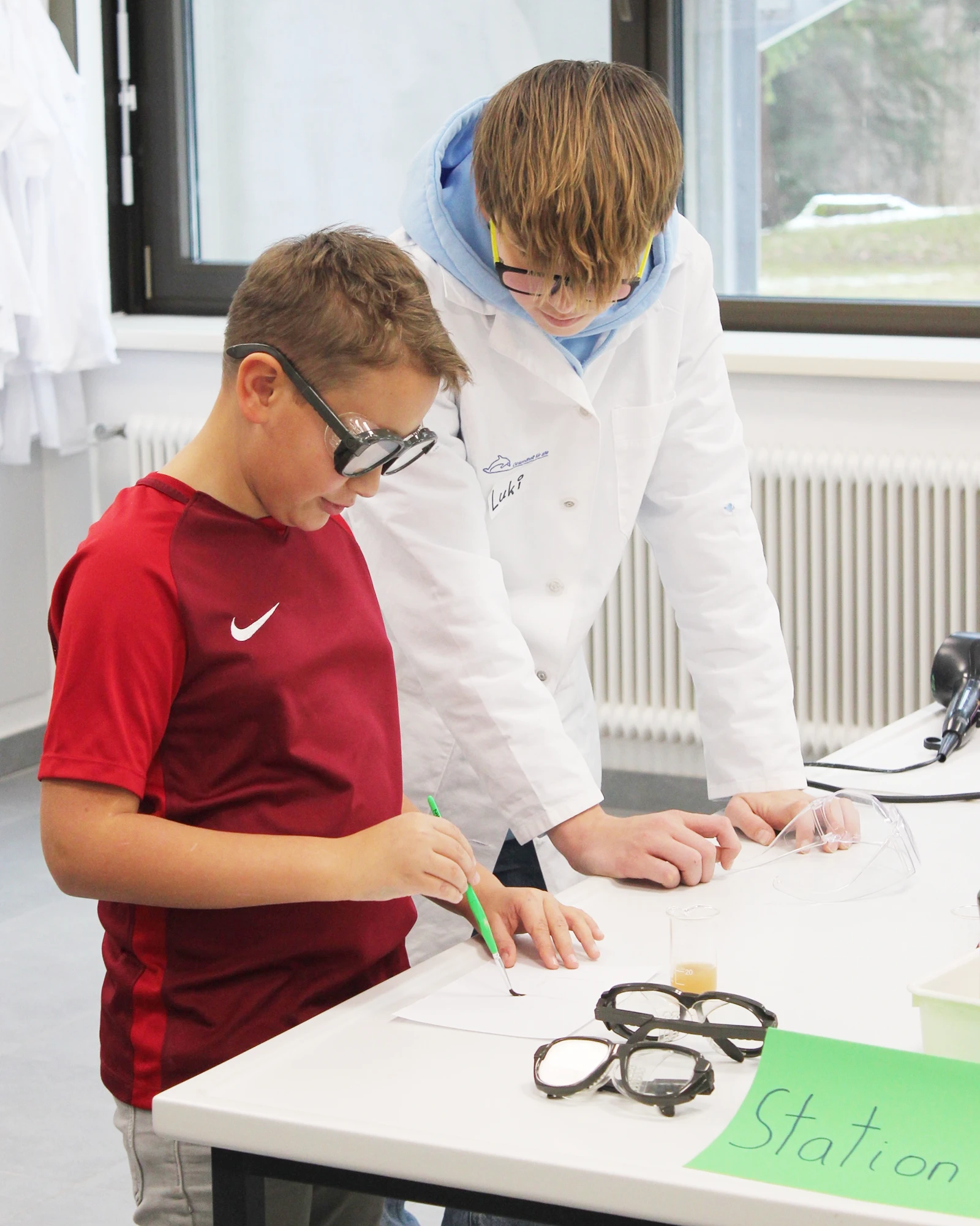 Vario: Schüler experimentieren im Schullabor mit spezieller Brille