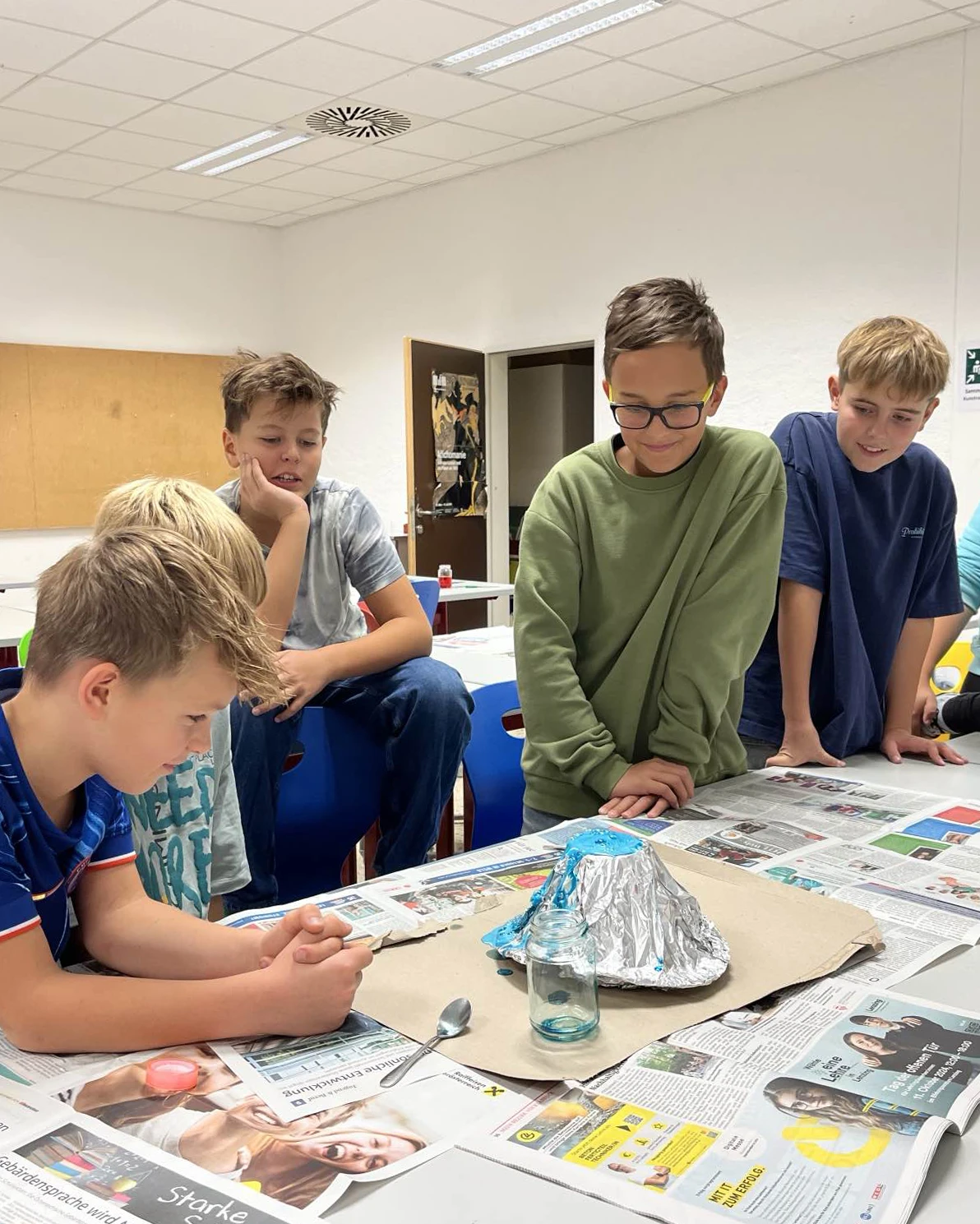 Schüler experimentieren und basteln einen Vulkan