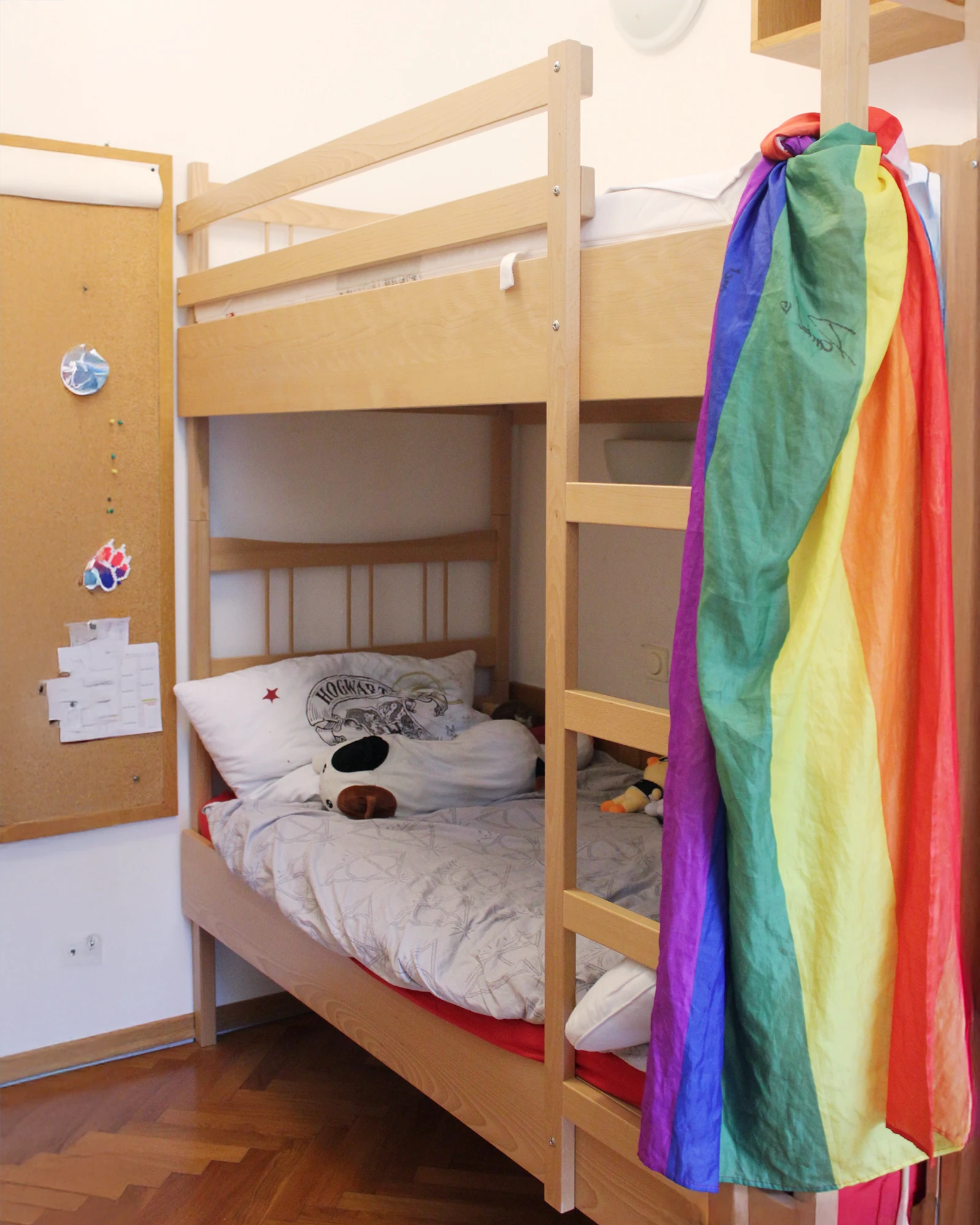 Gemütliches Internatszimmer mit Stockbett