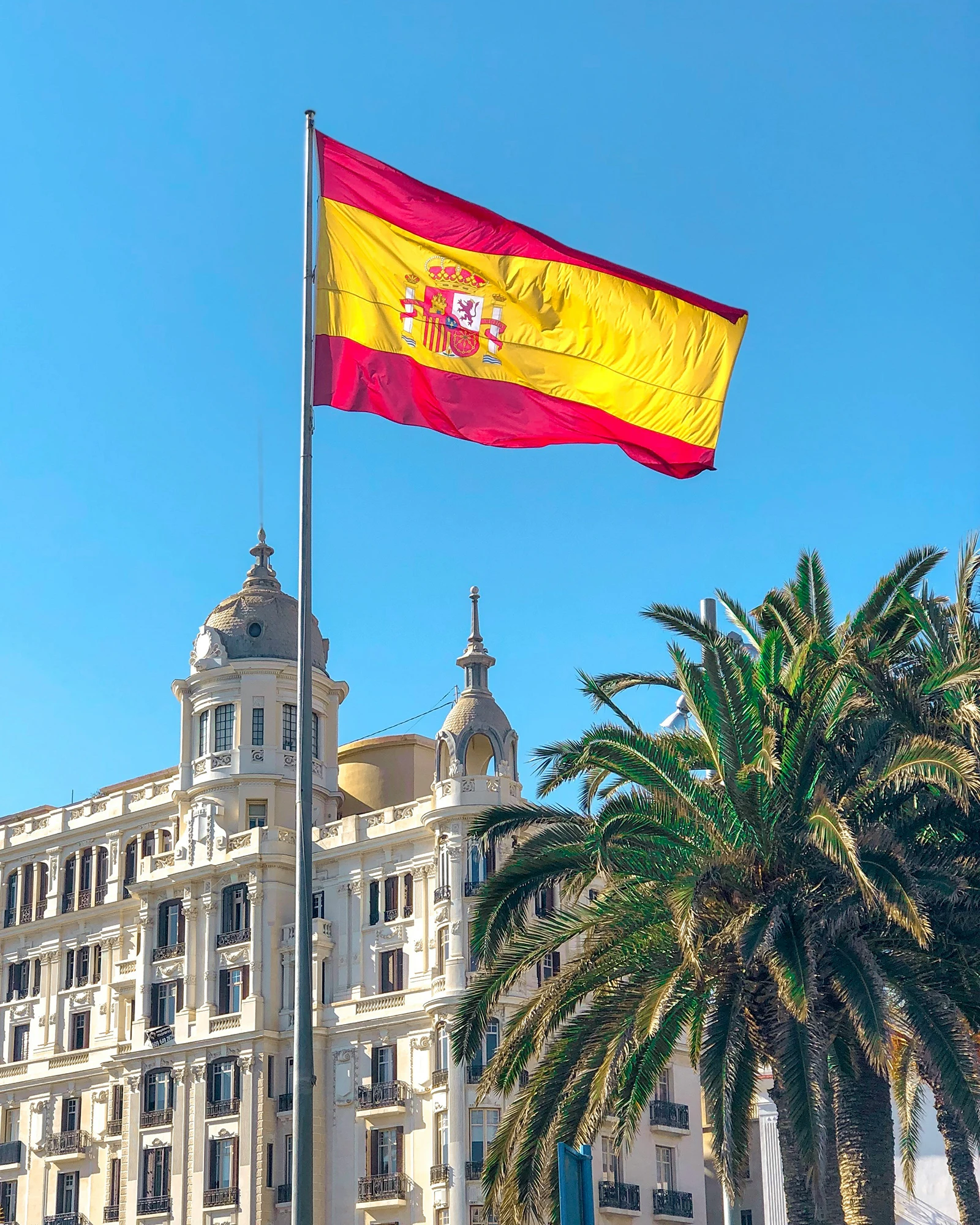 Spanienflagge vor historischem Gebäude
