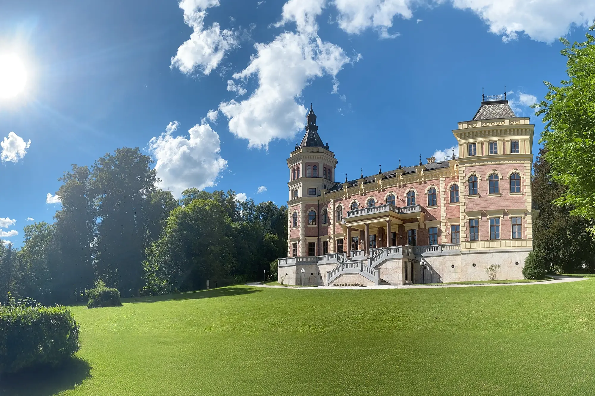 Foto von Schloss Traunsee mit Sonne im Hintergrund. (c) Foto: Matthias Jungwirth