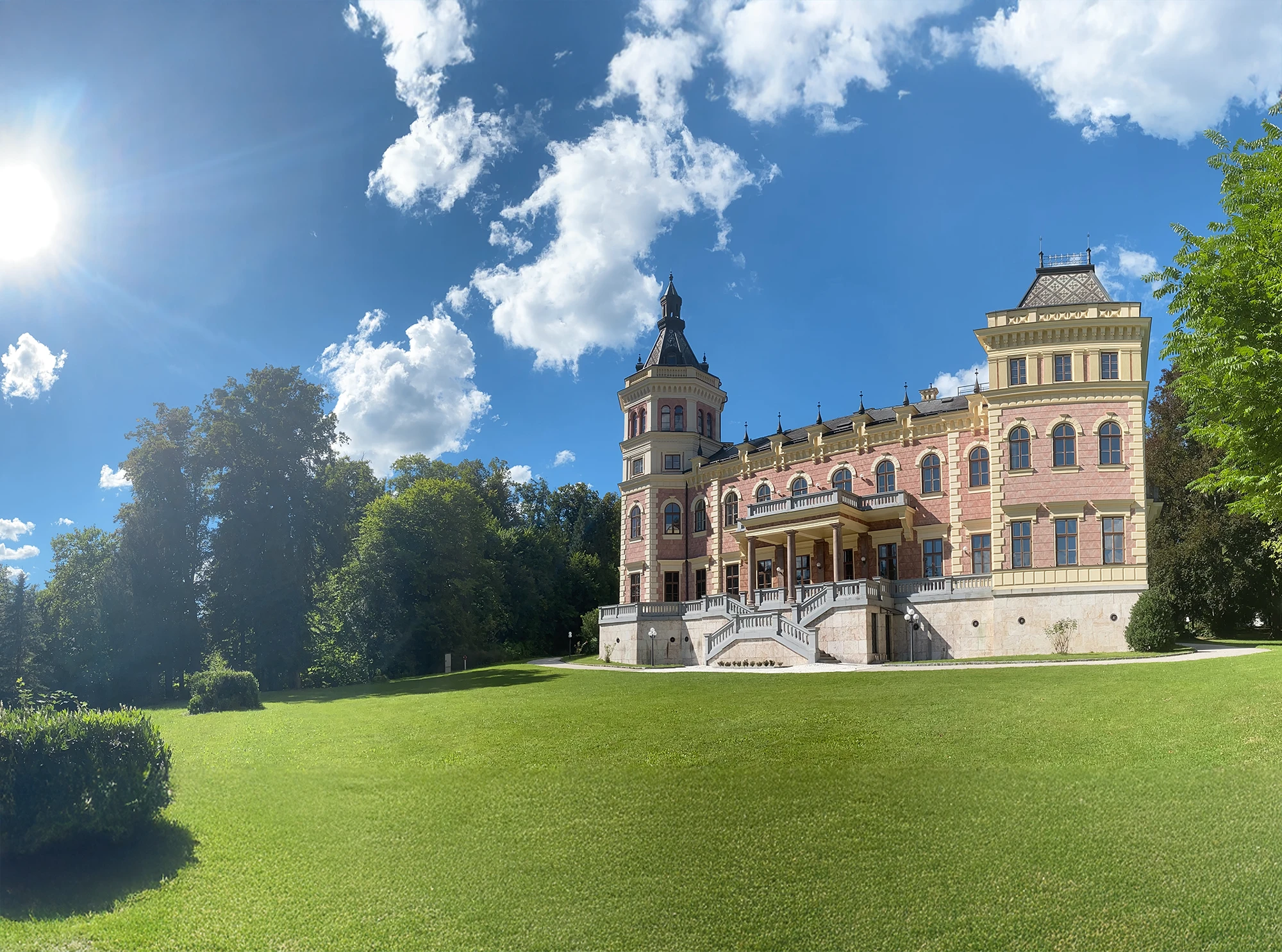Foto von Schloss Traunsee mit Sonne im Hintergrund. (c) Foto: Matthias Jungwirth