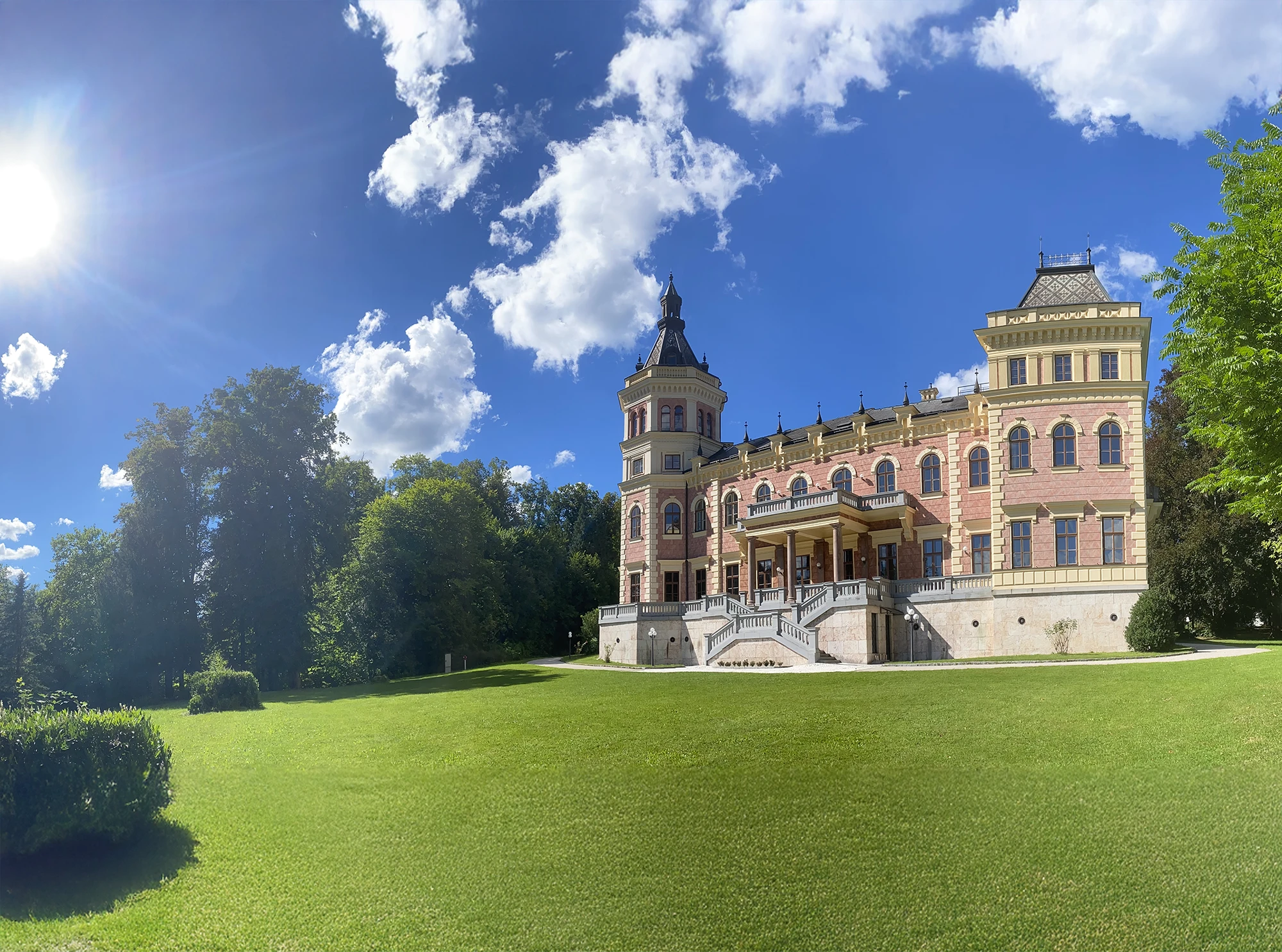 Foto von Schloss Traunsee mit Sonne im Hintergrund. (c) Foto: Matthias Jungwirth