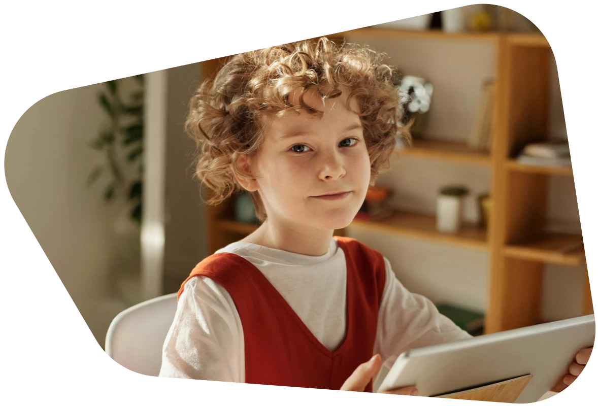 Junge Schülerin mit Tablet in der Hand