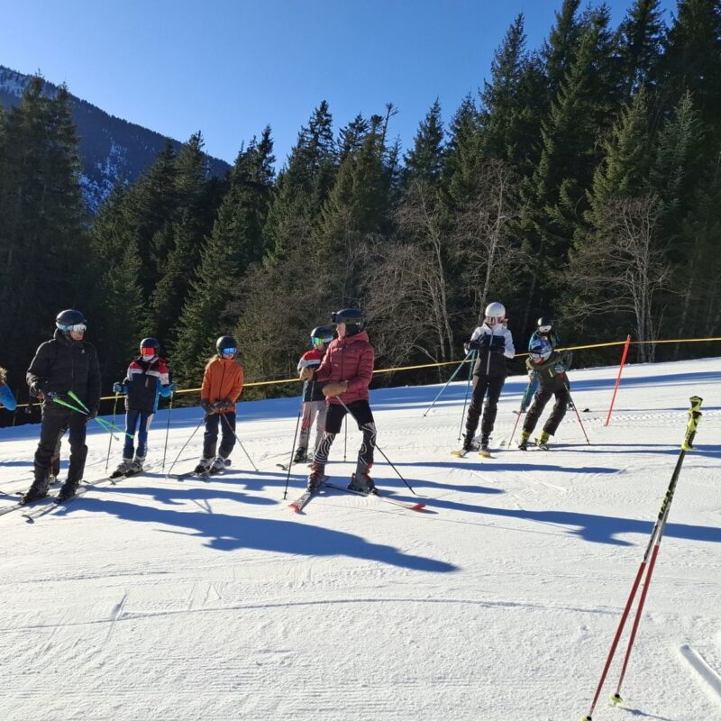 Skifahrer in Gosau auf der Piste