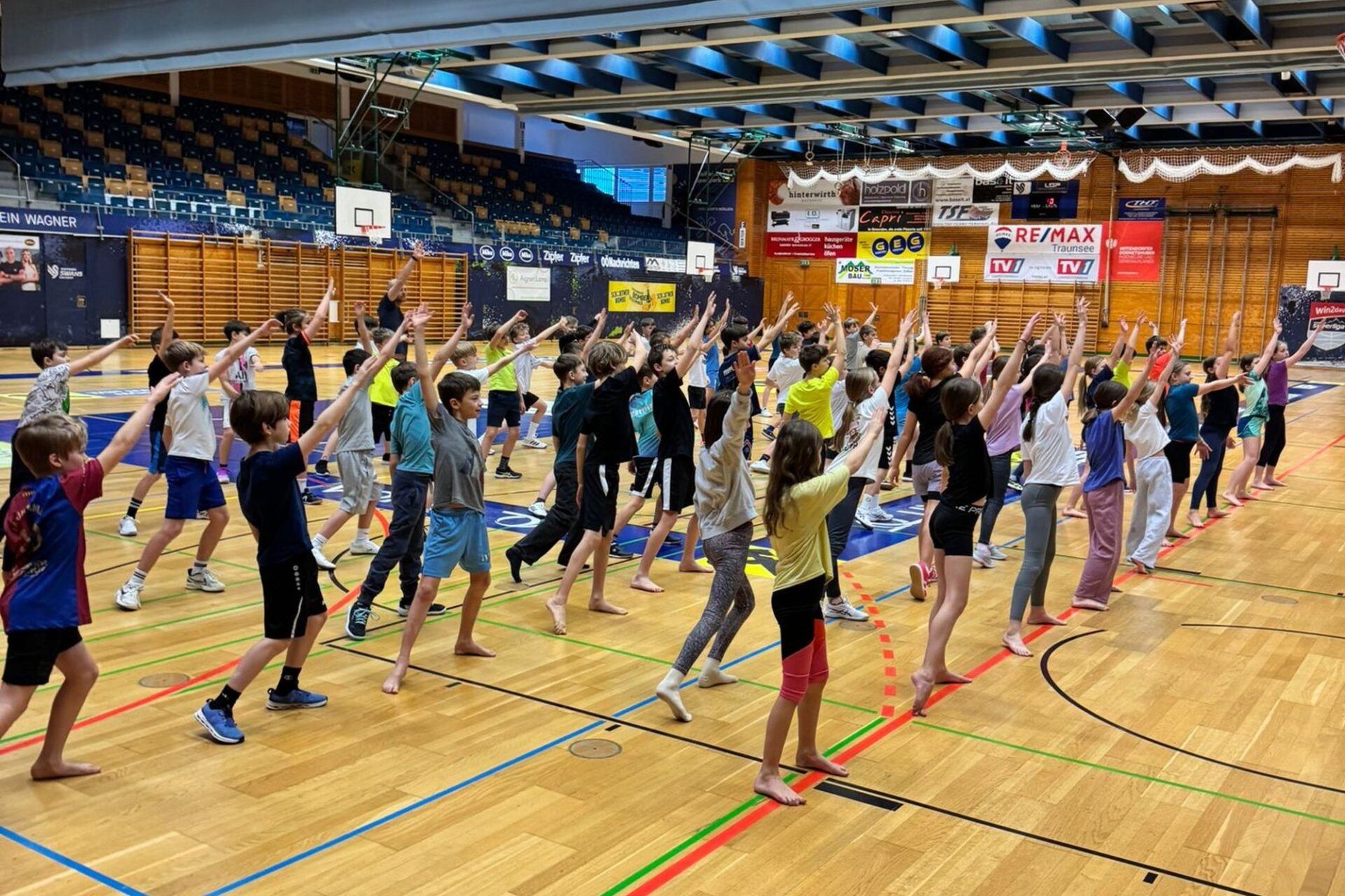 Schüler:innen proben in der Sporthalle für den Auftritt