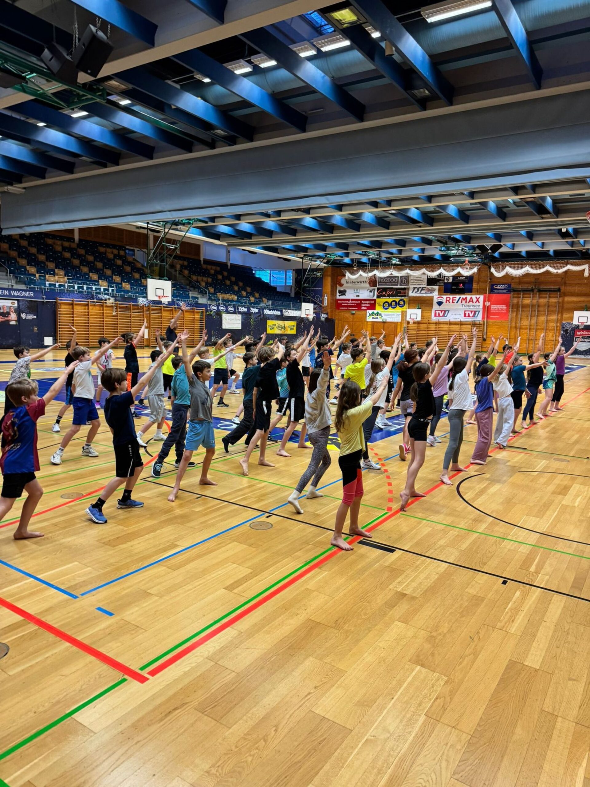 Schüler:innen proben in der Sporthalle für den Auftritt