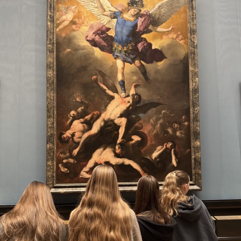 Schülerinnen betrachten Gemälde