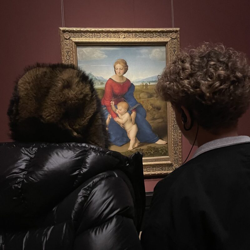 Schüler:innen betrachten Gemälde