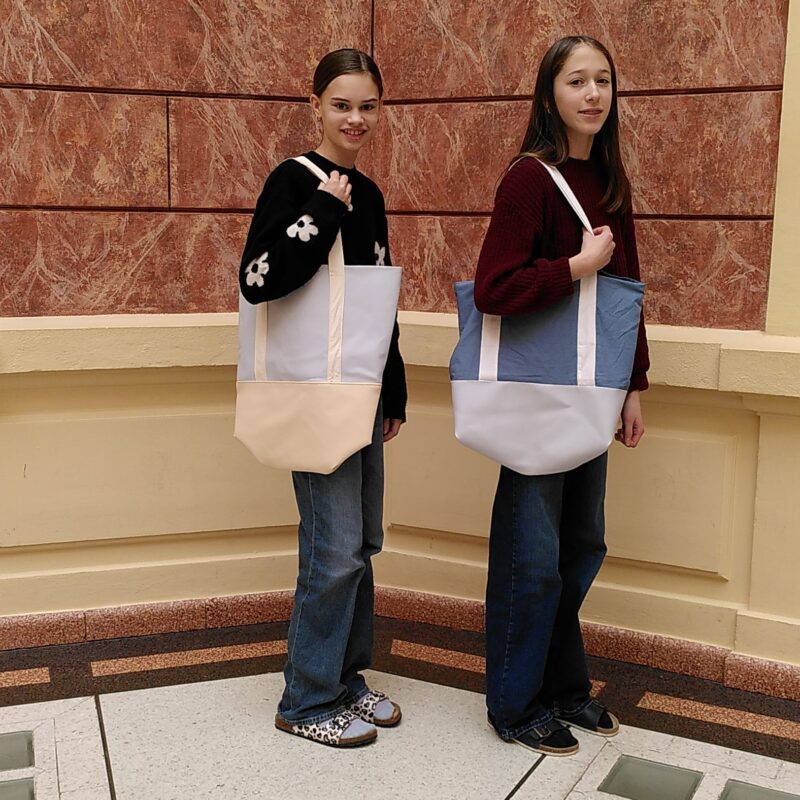 Schülerinnen mit selbst genähten Badetaschen