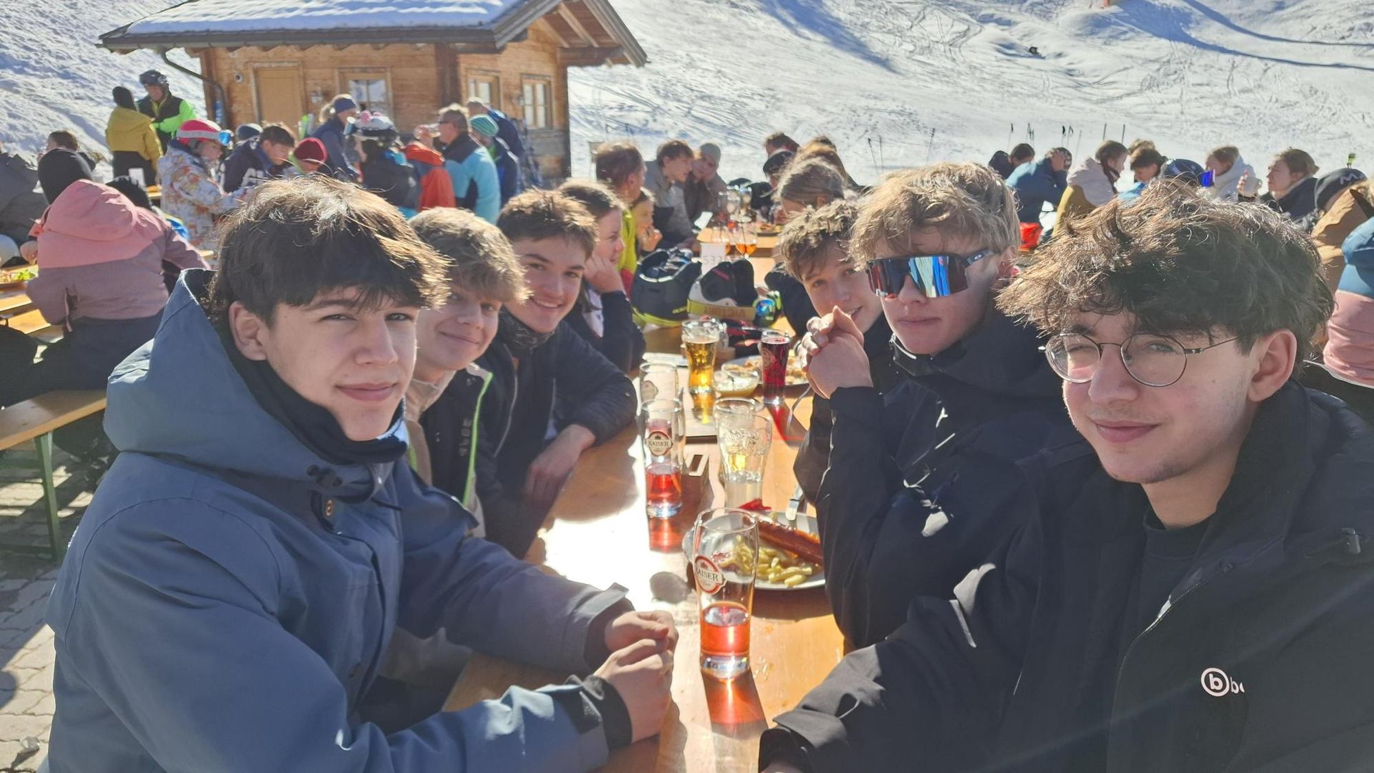 Skitag in Gosau - Schülerinnen und Schüler genießen die Sonne bei der wohlverdienten Pause