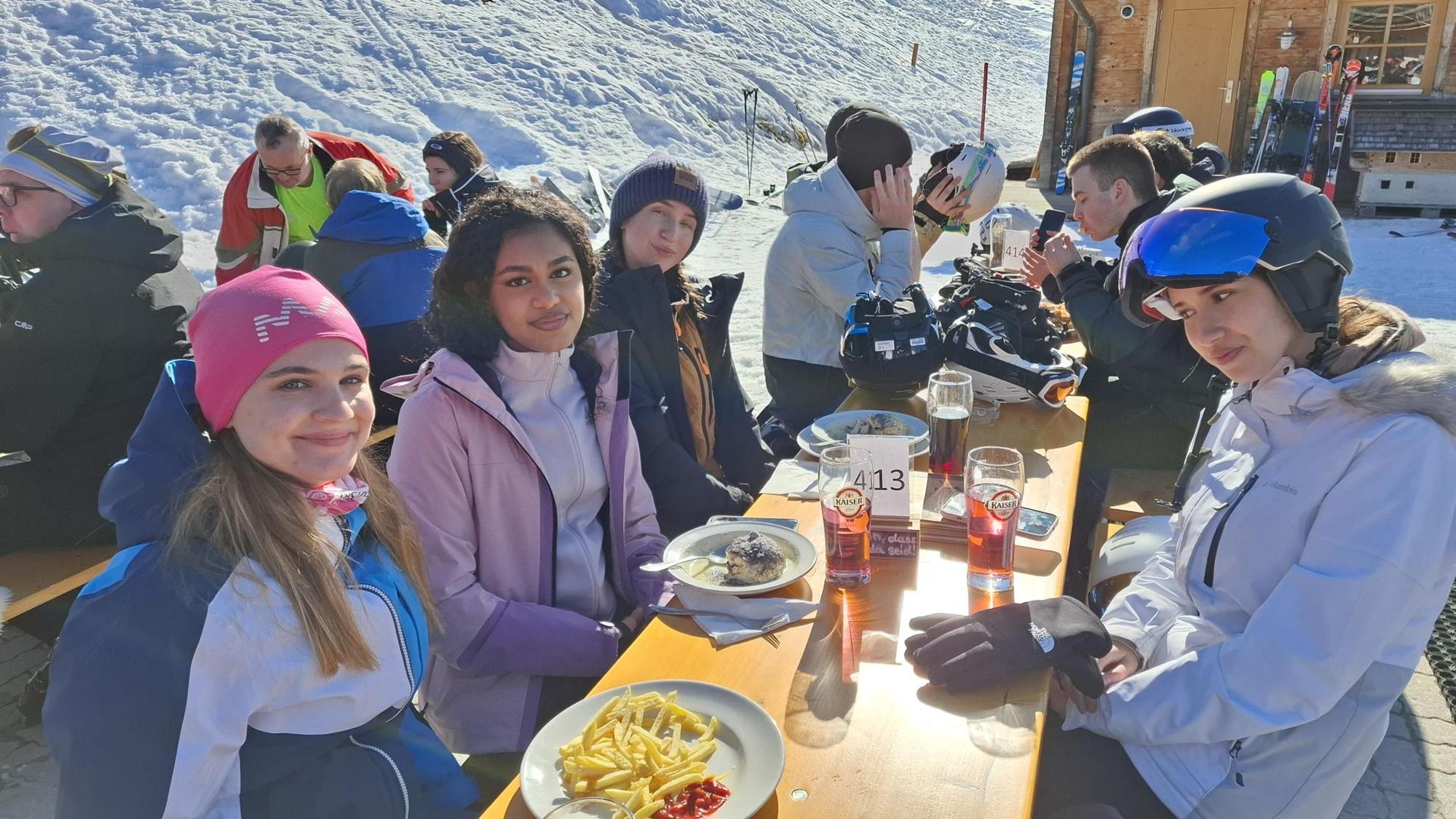 Skitag in Gosau - Schülerinnen und Schüler genießen die Sonne bei der wohlverdienten Pause