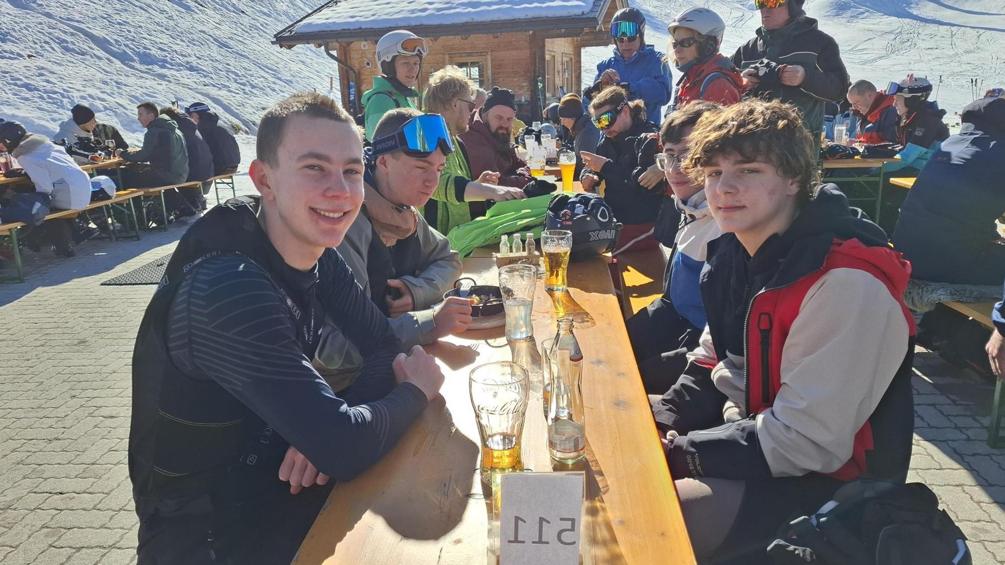 Skitag in Gosau - Schülerinnen und Schüler genießen die Sonne bei der wohlverdienten Pause