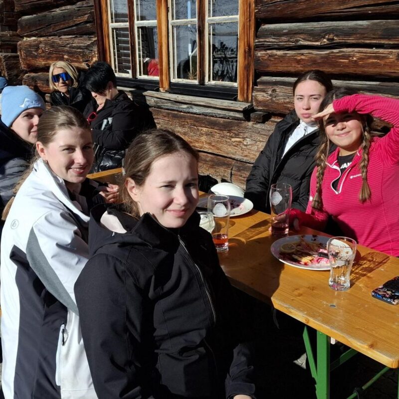 Skitag in Gosau - Schülerinnen und Schüler genießen die Sonne bei der wohlverdienten Pause