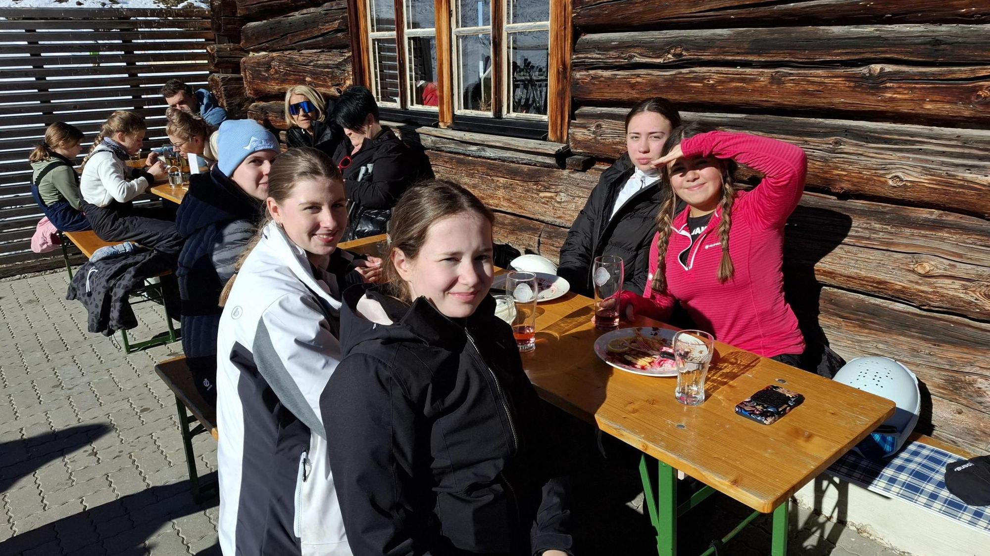 Skitag in Gosau - Schülerinnen und Schüler genießen die Sonne bei der wohlverdienten Pause