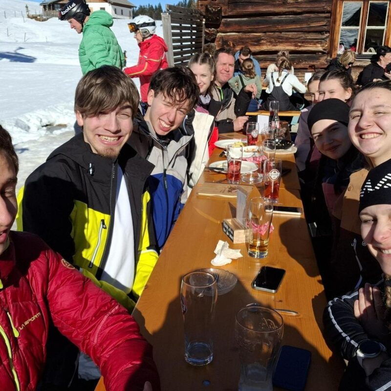 Skitag in Gosau - Schülerinnen und Schüler genießen die Sonne bei der wohlverdienten Pause