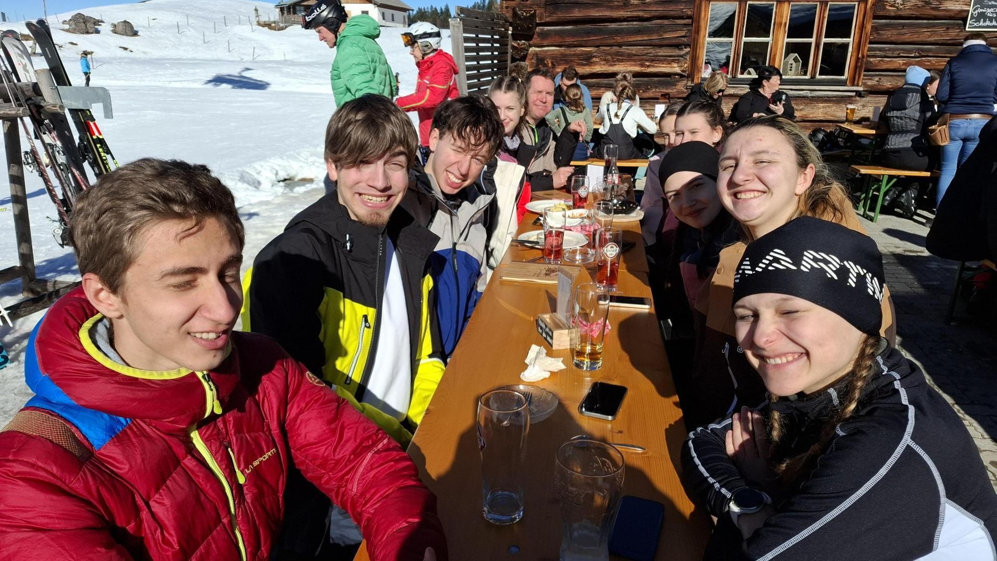 Skitag in Gosau - Schülerinnen und Schüler genießen die Sonne bei der wohlverdienten Pause