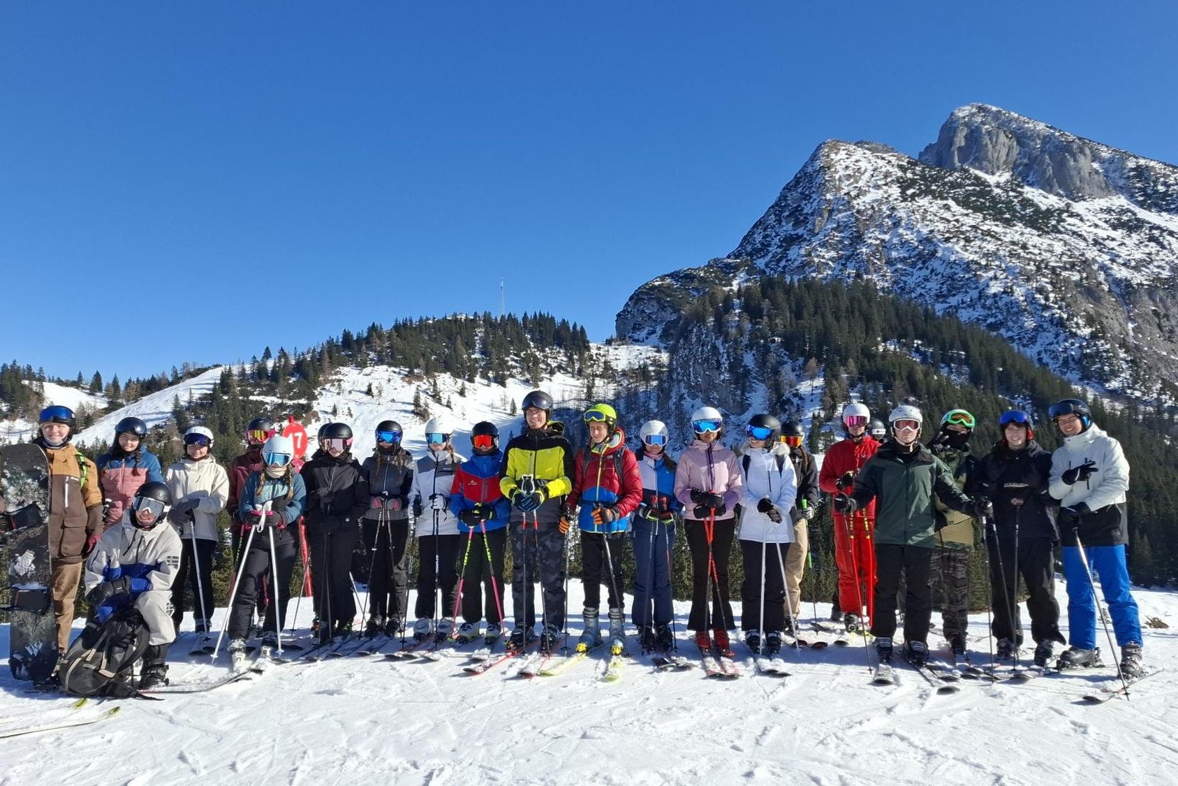 Schüler:innen beim Skitag in Gosau in winterlicher Ausrüstung