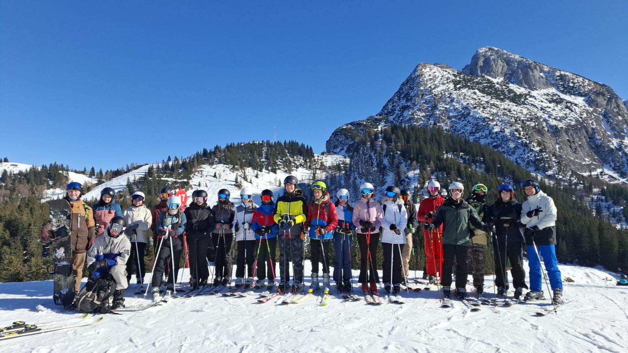 Schüler:innen beim Skitag in Gosau in winterlicher Ausrüstung