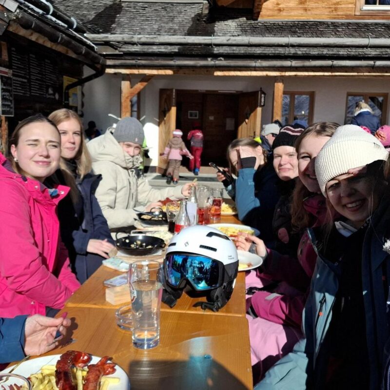 Skitag in Gosau - Schülerinnen und Schüler genießen die Sonne bei der wohlverdienten Pause