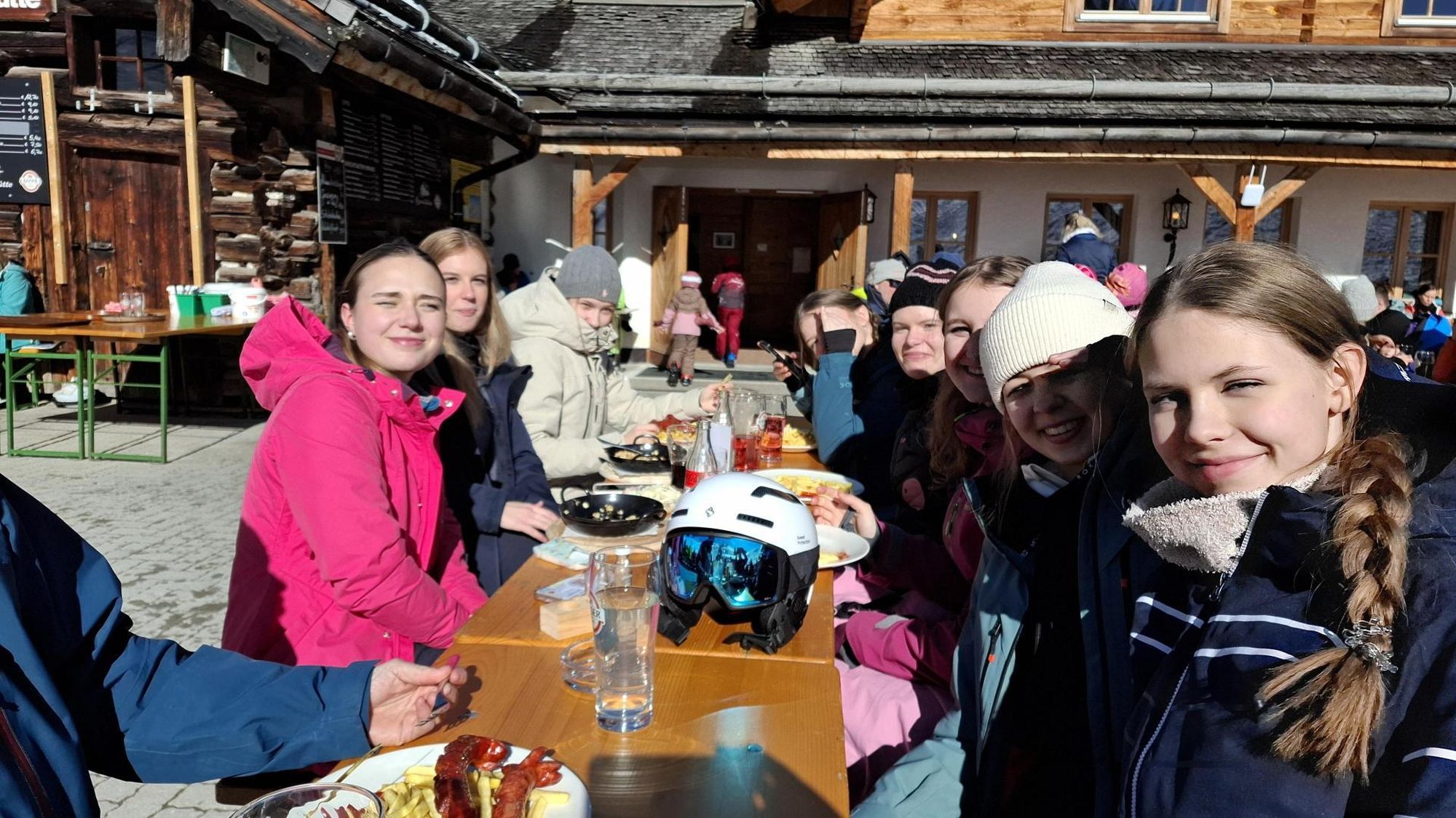 Skitag in Gosau - Schülerinnen und Schüler genießen die Sonne bei der wohlverdienten Pause