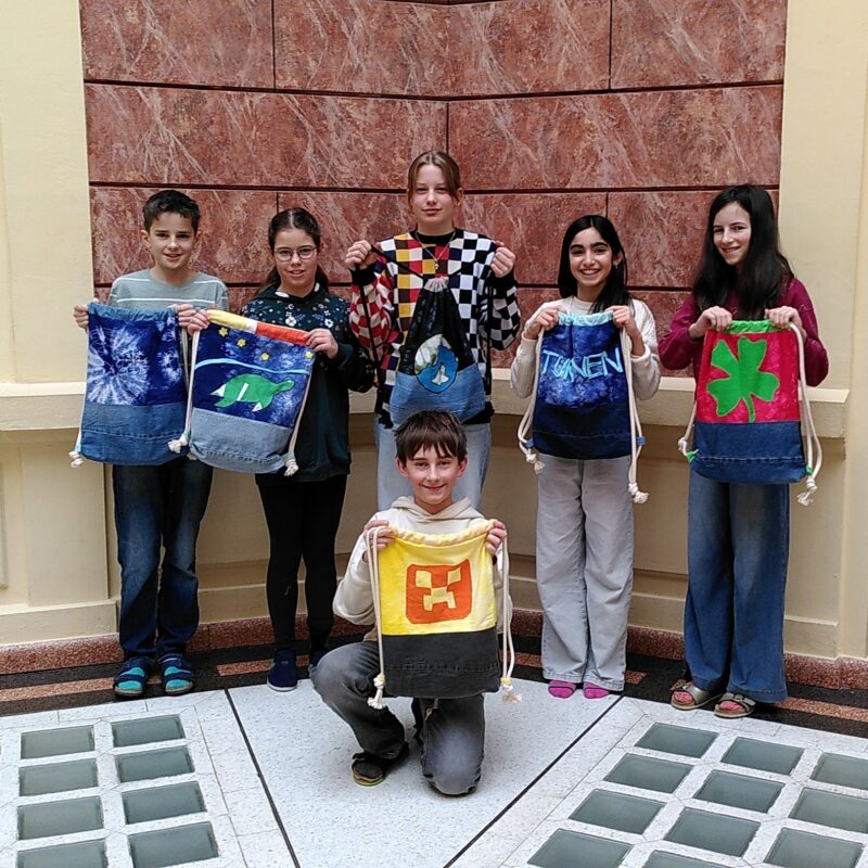 Schüler:innen mit selbst genähten Rucksäcken