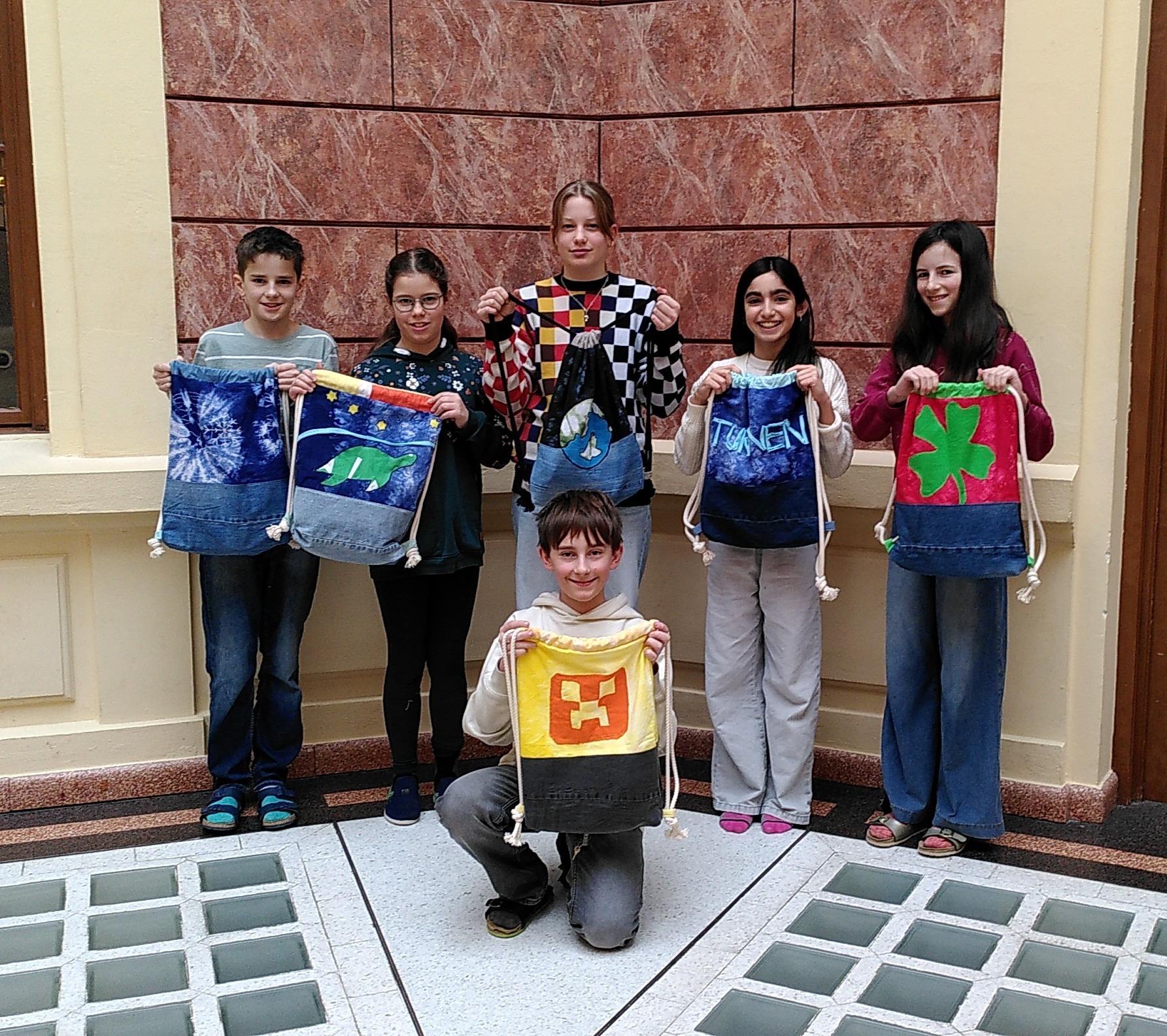 Schüler:innen mit selbst genähten Rucksäcken