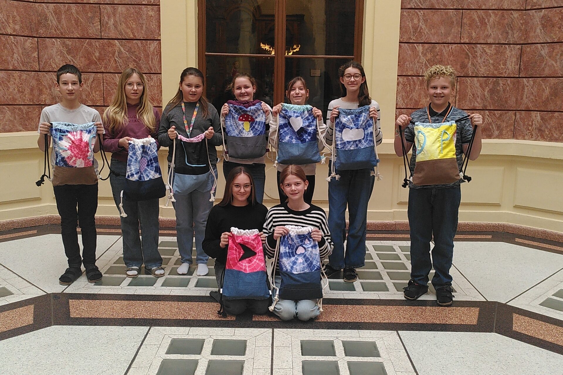 Schüler:innen mit selbst genähten Rucksäcken