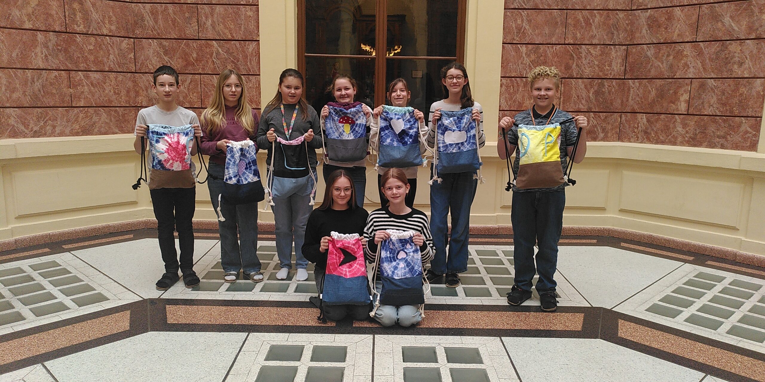 Sch&uuml;ler:innen mit selbst gen&auml;hten Rucks&auml;cken